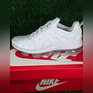 Nike White Air VaporMax Plus Sneakers Women Size 7 Brand New